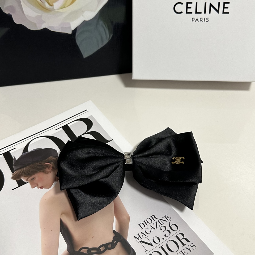  配专柜包装
Celine（赛琳）最新蝴蝶结中古五金发夹#
信我！人手必备的单品 这件必须买
洋气神仙颜
