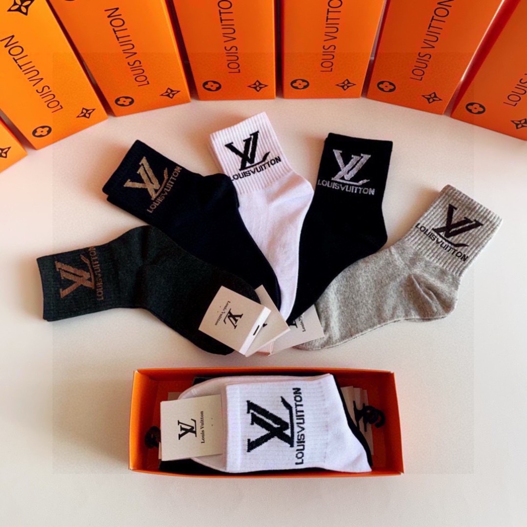  💛配包装
LV（路易威登）新款经典中长款堆堆袜袜子！一盒五双， 专柜同步筒袜袜子，💛大牌出街，潮人必备