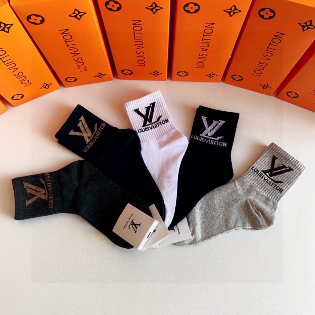  💛配包装
LV（路易威登）新款经典中长款堆堆袜袜子！一盒五双， 专柜同步筒袜袜子，💛大牌出街，潮人必备