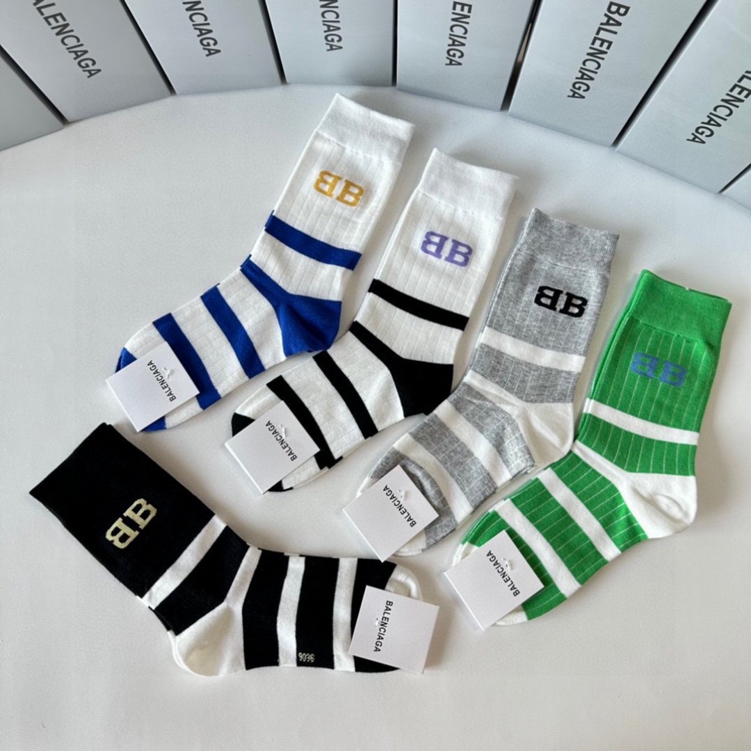  💛配专柜包装
Balenciaga（巴黎世家）新款中长款堆堆袜袜子！一盒五双，专柜同步筒袜袜子，💛大牌