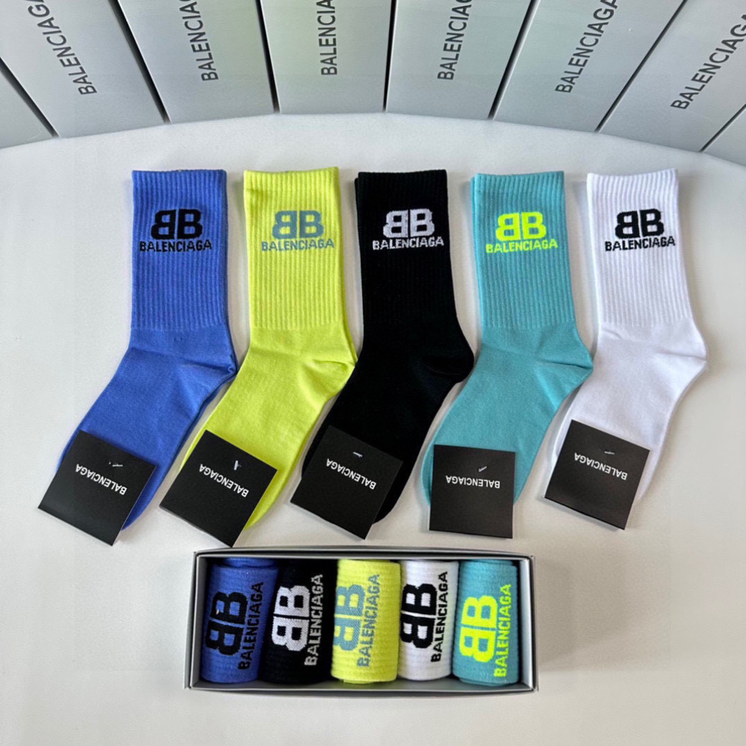  💛配专柜包装
Balenciaga（巴黎世家）新款中长款堆堆袜袜子！一盒五双，专柜同步筒袜袜子，💛大牌