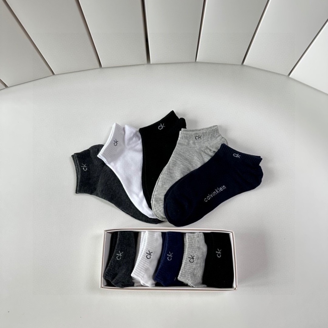 💛配专柜包装
CALVIN KLEIN CK凯文克莱，新款中短款堆堆袜袜子！一盒五双，专柜同步筒袜袜子，