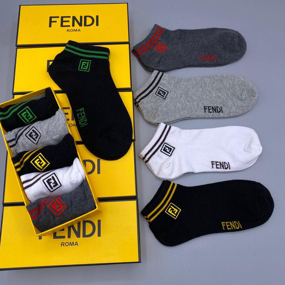  💛配包装
Fendi（芬迪）新款经典中短款堆堆袜袜子！一盒五双， 专柜同步筒袜袜子，💛大牌出街，潮人必