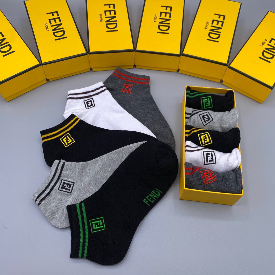  💛配包装
Fendi（芬迪）新款经典中短款堆堆袜袜子！一盒五双， 专柜同步筒袜袜子，💛大牌出街，潮人必