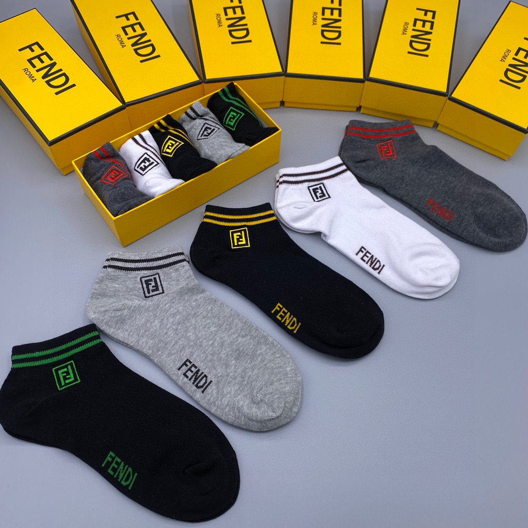  💛配包装
Fendi（芬迪）新款经典中短款堆堆袜袜子！一盒五双， 专柜同步筒袜袜子，💛大牌出街，潮人必