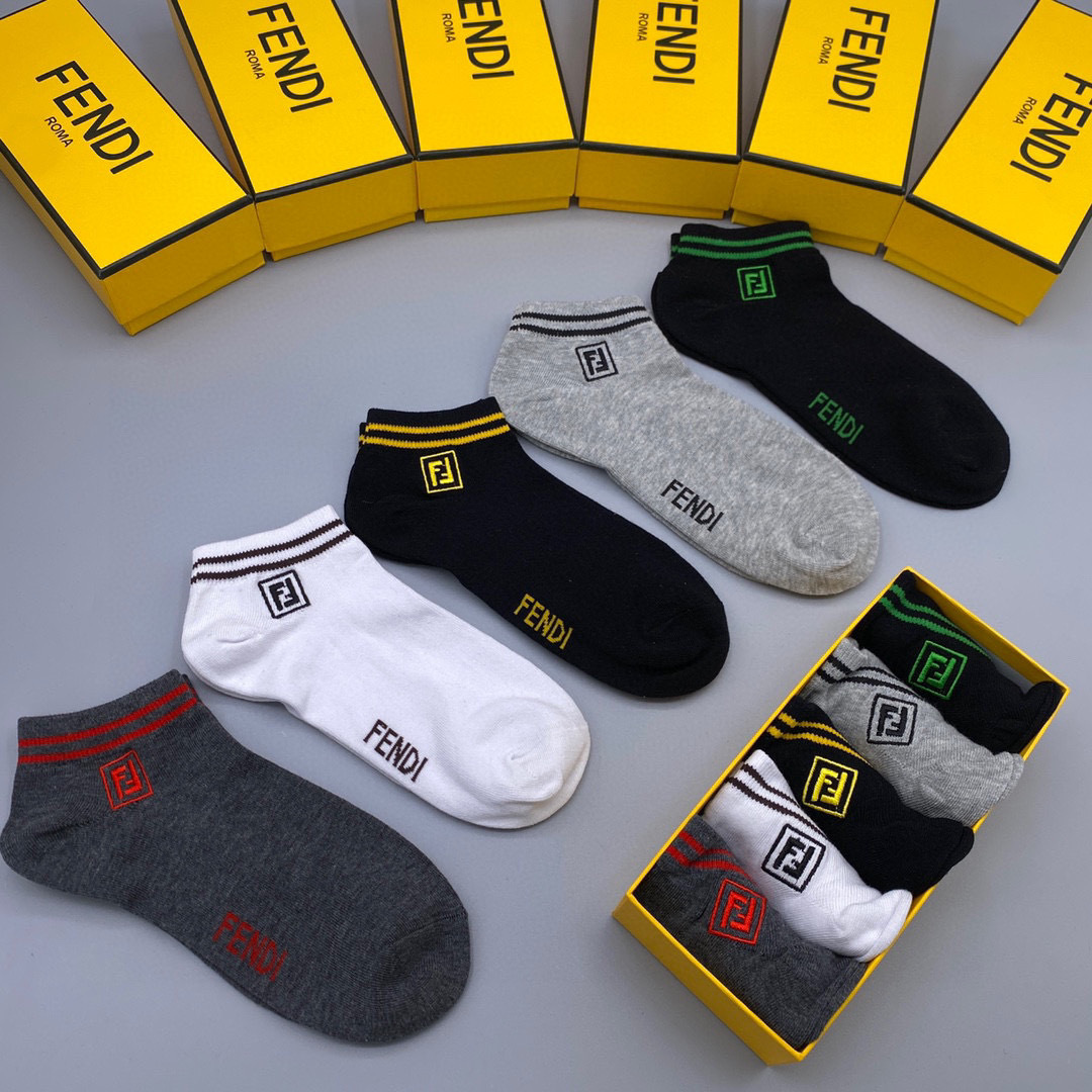  💛配包装
Fendi（芬迪）新款经典中短款堆堆袜袜子！一盒五双， 专柜同步筒袜袜子，💛大牌出街，潮人必