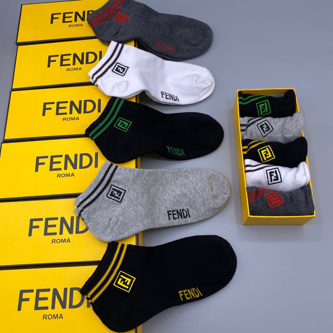  💛配包装
Fendi（芬迪）新款经典中短款堆堆袜袜子！一盒五双， 专柜同步筒袜袜子，💛大牌出街，潮人必
