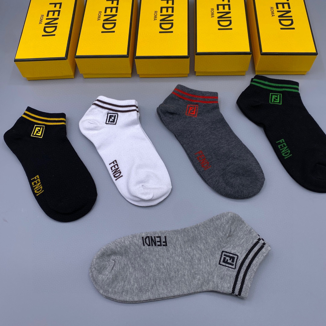  💛配包装
Fendi（芬迪）新款经典中短款堆堆袜袜子！一盒五双， 专柜同步筒袜袜子，💛大牌出街，潮人必