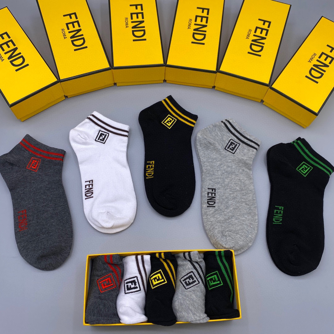  💛配包装
Fendi（芬迪）新款经典中短款堆堆袜袜子！一盒五双， 专柜同步筒袜袜子，💛大牌出街，潮人必
