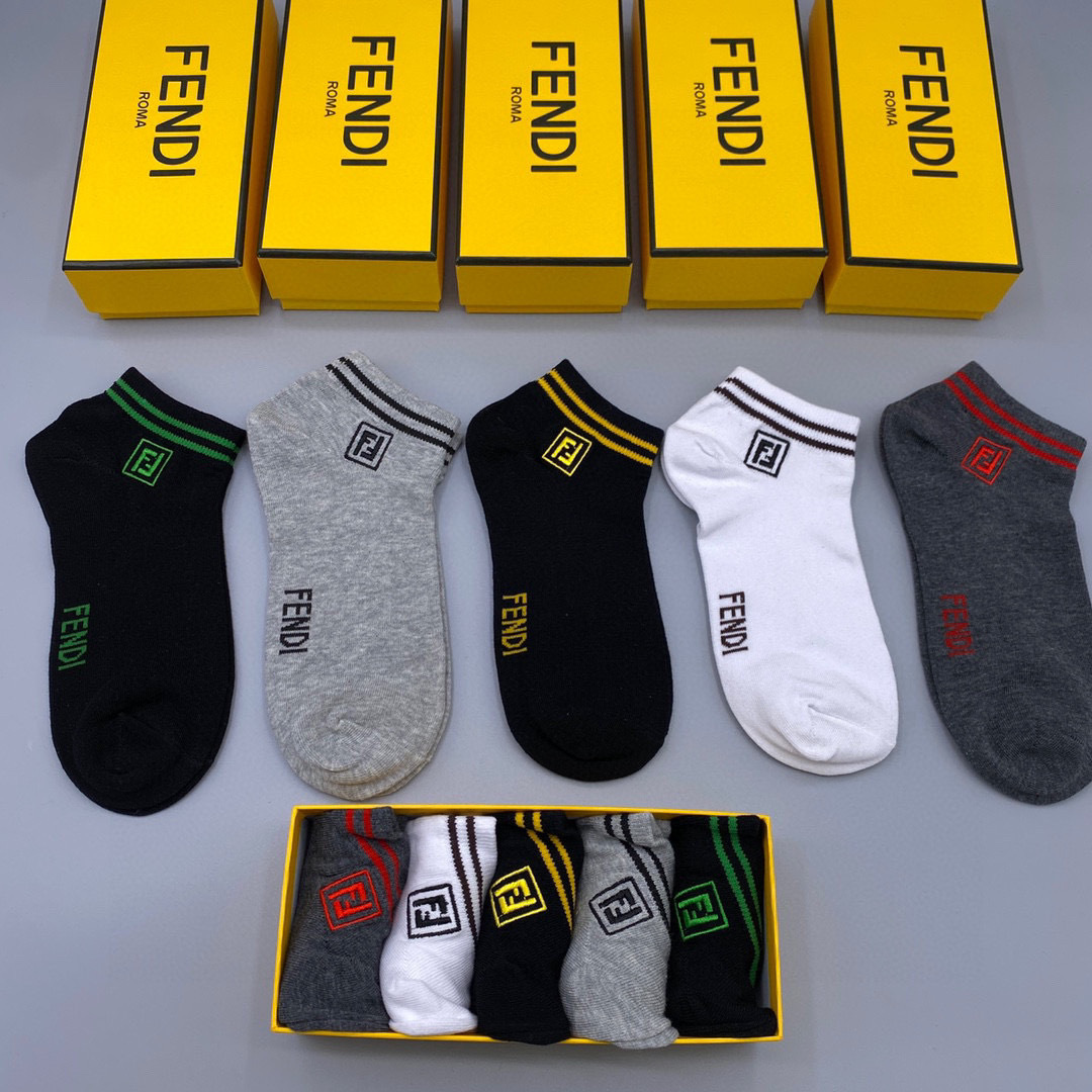  💛配包装
Fendi（芬迪）新款经典中短款堆堆袜袜子！一盒五双， 专柜同步筒袜袜子，💛大牌出街，潮人必