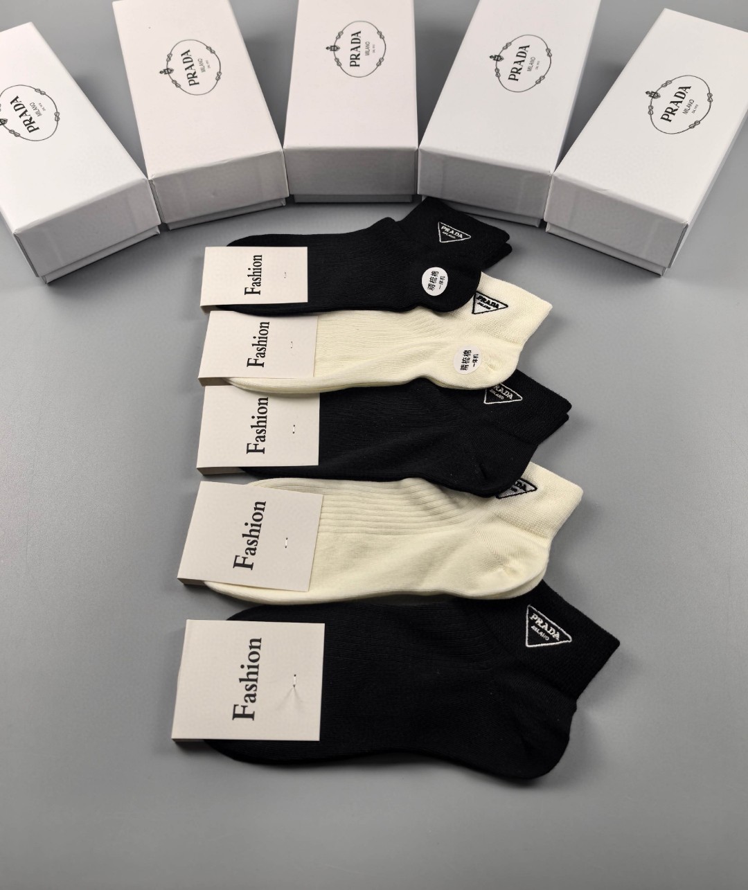  💛配专柜包装
Prada(普拉达)新款刺绣中短款堆堆袜袜子！一盒五双，专柜同步筒袜袜子，💛大牌出街，潮