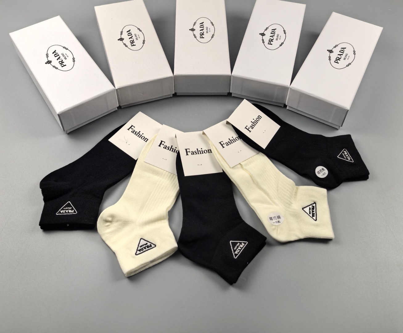  💛配专柜包装
Prada(普拉达)新款刺绣中短款堆堆袜袜子！一盒五双，专柜同步筒袜袜子，💛大牌出街，潮