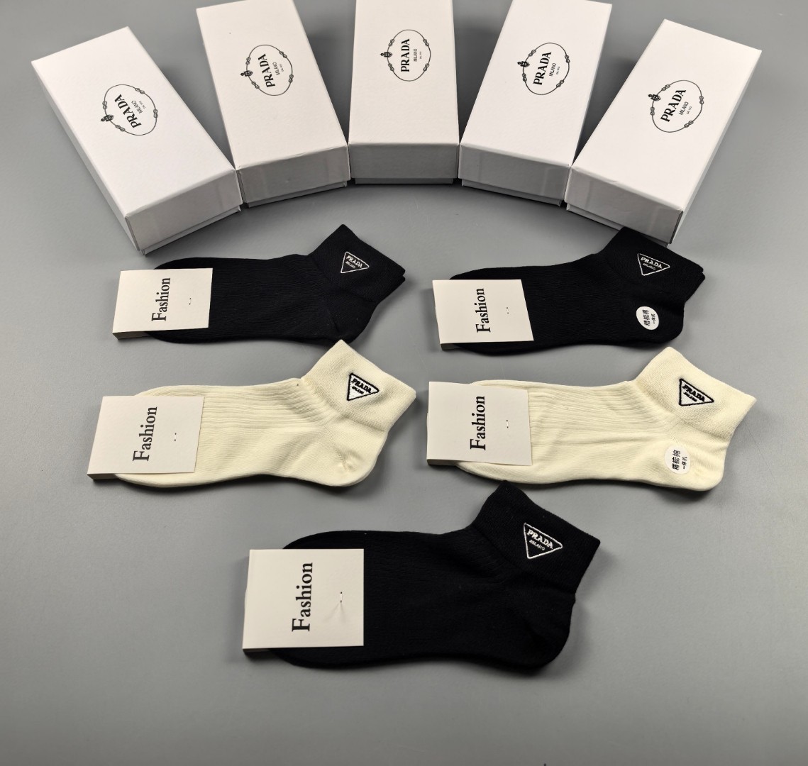  💛配专柜包装
Prada(普拉达)新款刺绣中短款堆堆袜袜子！一盒五双，专柜同步筒袜袜子，💛大牌出街，潮