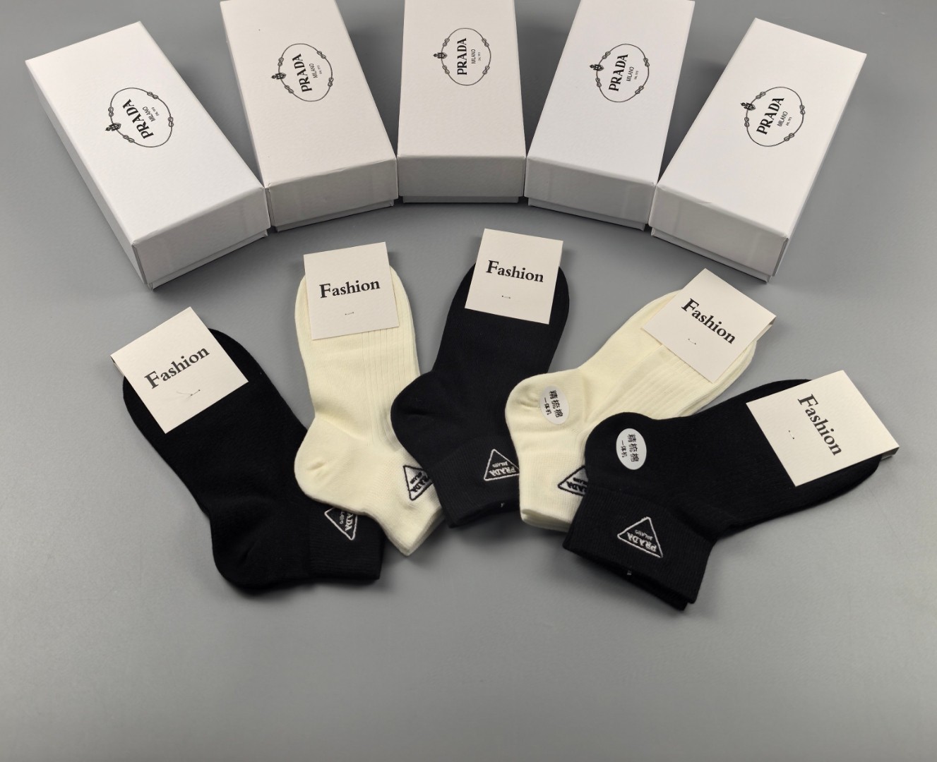  💛配专柜包装
Prada(普拉达)新款刺绣中短款堆堆袜袜子！一盒五双，专柜同步筒袜袜子，💛大牌出街，潮