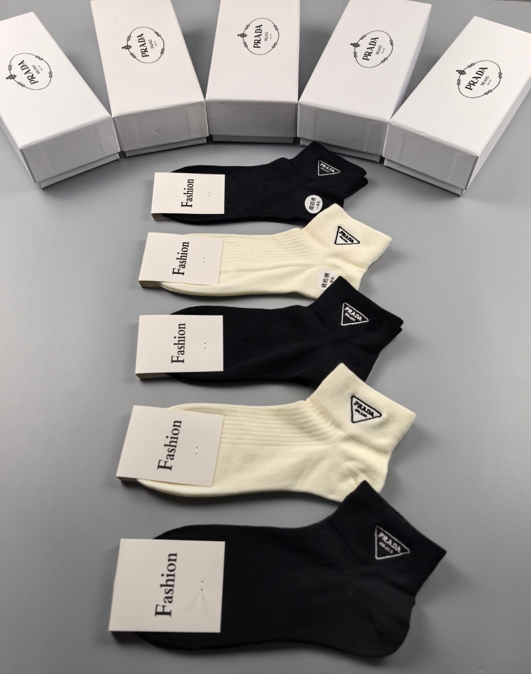  💛配专柜包装
Prada(普拉达)新款刺绣中短款堆堆袜袜子！一盒五双，专柜同步筒袜袜子，💛大牌出街，潮
