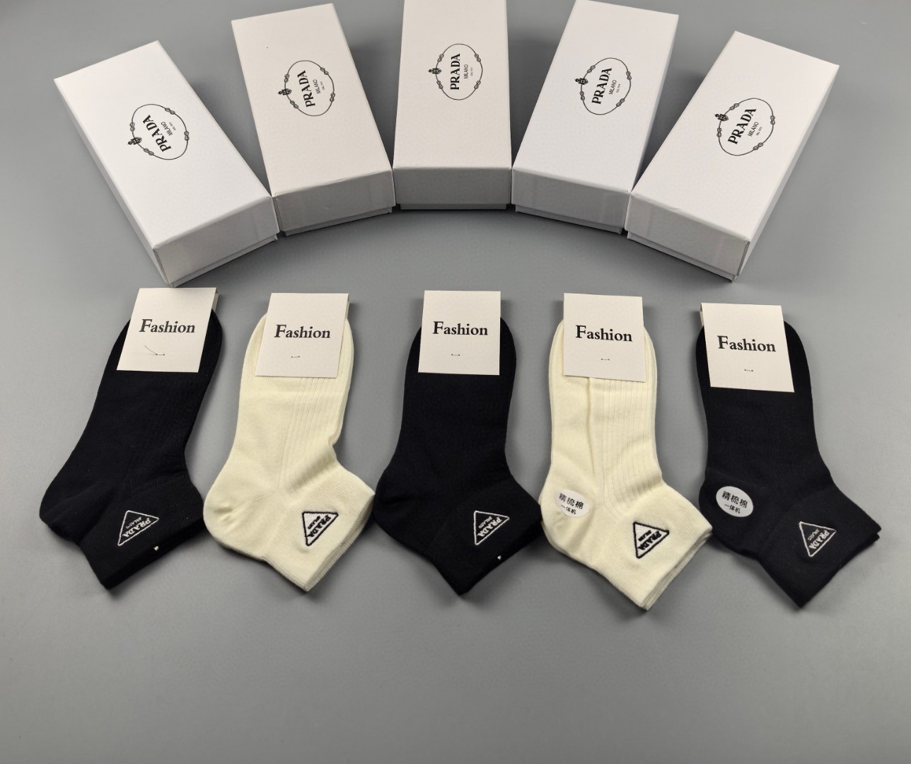  💛配专柜包装
Prada(普拉达)新款刺绣中短款堆堆袜袜子！一盒五双，专柜同步筒袜袜子，💛大牌出街，潮
