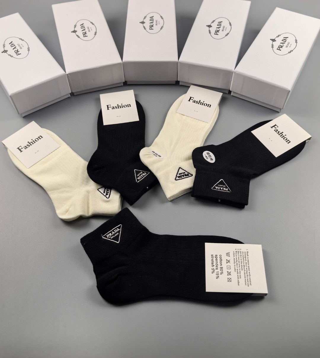  💛配专柜包装
Prada(普拉达)新款刺绣中短款堆堆袜袜子！一盒五双，专柜同步筒袜袜子，💛大牌出街，潮