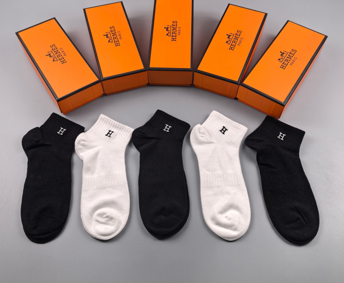  💛配专柜包装
Hermes（爱马仕）新款刺绣中短款堆堆袜袜子！一盒五双，专柜同步筒袜袜子，💛大牌出街，