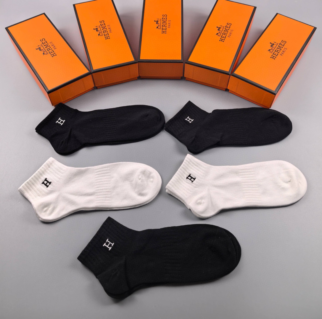  💛配专柜包装
Hermes（爱马仕）新款刺绣中短款堆堆袜袜子！一盒五双，专柜同步筒袜袜子，💛大牌出街，