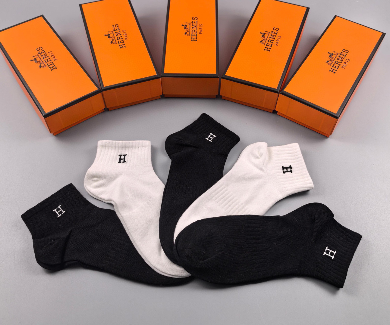  💛配专柜包装
Hermes（爱马仕）新款刺绣中短款堆堆袜袜子！一盒五双，专柜同步筒袜袜子，💛大牌出街，