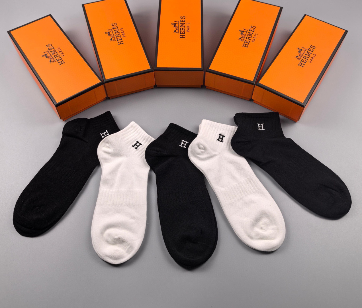  💛配专柜包装
Hermes（爱马仕）新款刺绣中短款堆堆袜袜子！一盒五双，专柜同步筒袜袜子，💛大牌出街，