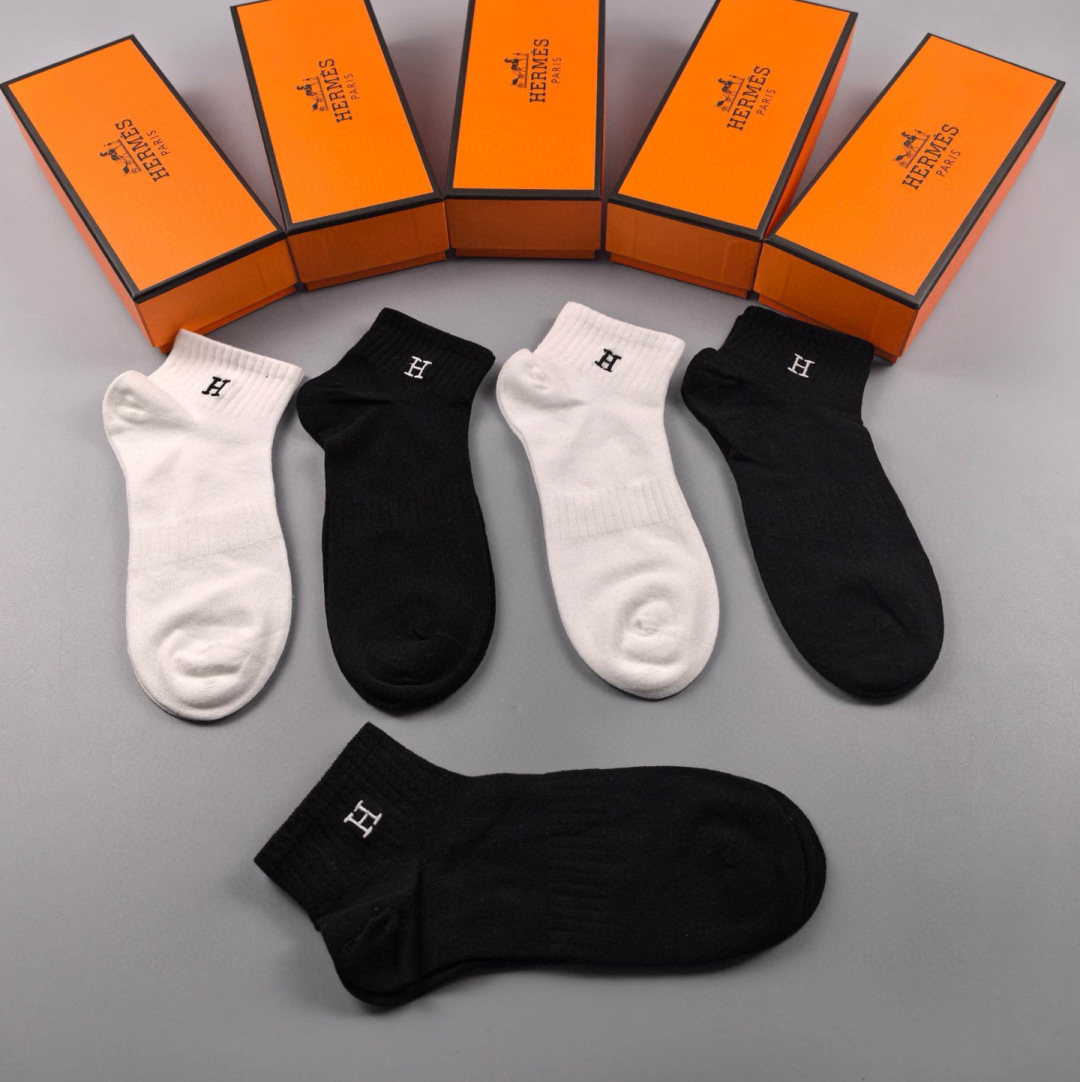  💛配专柜包装
Hermes（爱马仕）新款刺绣中短款堆堆袜袜子！一盒五双，专柜同步筒袜袜子，💛大牌出街，