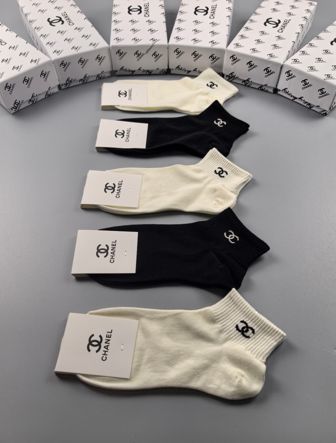   💛配专柜包装
Chanel(香奈儿)新款中短款堆堆袜袜子！一盒五双，专柜同步筒袜袜子，💛大牌出街，潮