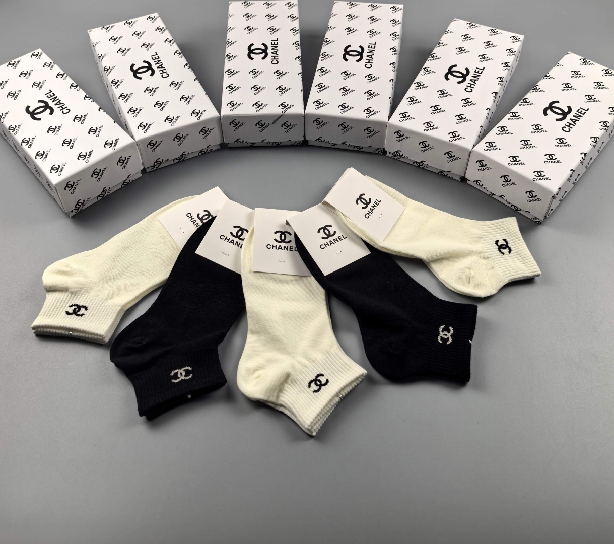   💛配专柜包装
Chanel(香奈儿)新款中短款堆堆袜袜子！一盒五双，专柜同步筒袜袜子，💛大牌出街，潮