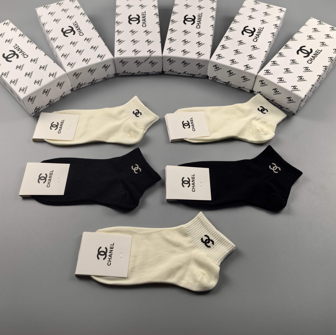  💛配专柜包装
Chanel(香奈儿)新款中短款堆堆袜袜子！一盒五双，专柜同步筒袜袜子，💛大牌出街，潮