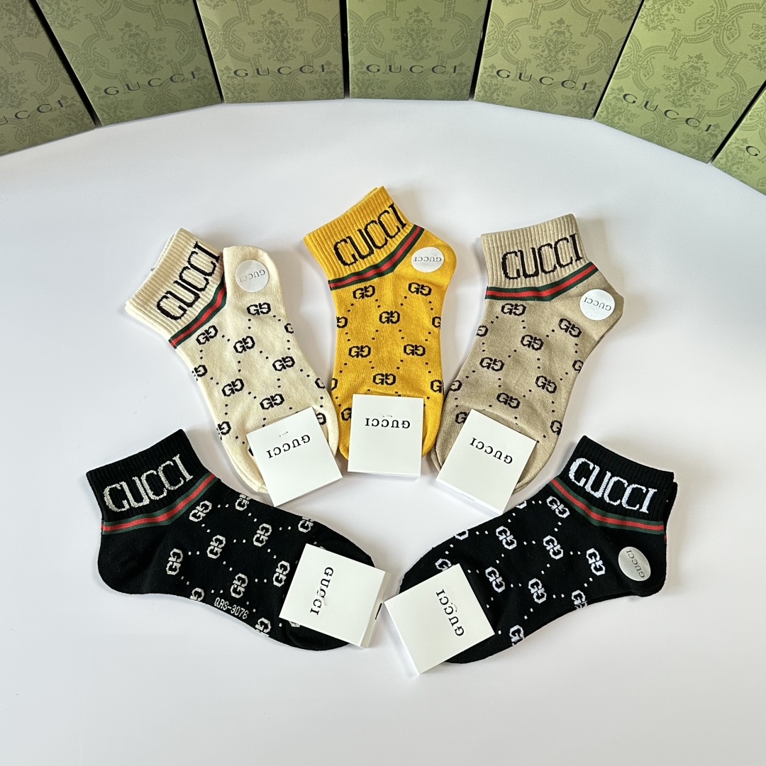 💛配专柜包装
Gucci（古驰）新款中短款堆堆袜袜子！一盒五双，专柜同步筒袜袜子，💛大牌出街，潮人必备。