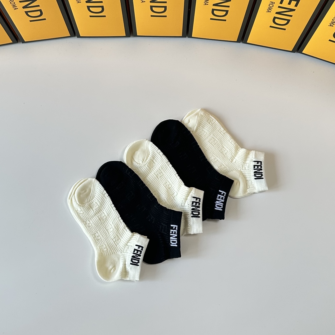  💛配专柜包装
FENDI（芬迪）新款中短款堆堆袜袜子！一盒五双，专柜同步筒袜袜子，💛大牌出街，潮人必备