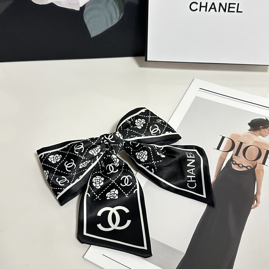  配专柜包装
Chanel（香奈儿）最新蝴蝶结中古发夹#
信我！人手必备的单品 这件必须买
洋气神仙颜值