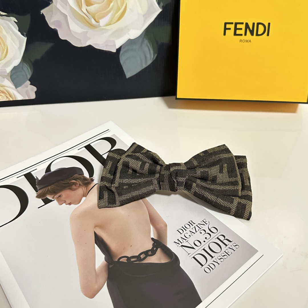  配专柜包装
FENDI（芬迪）官网同款最新蝴蝶结发夹#
信我！人手必备的单品 这件必须买
洋气神仙颜值