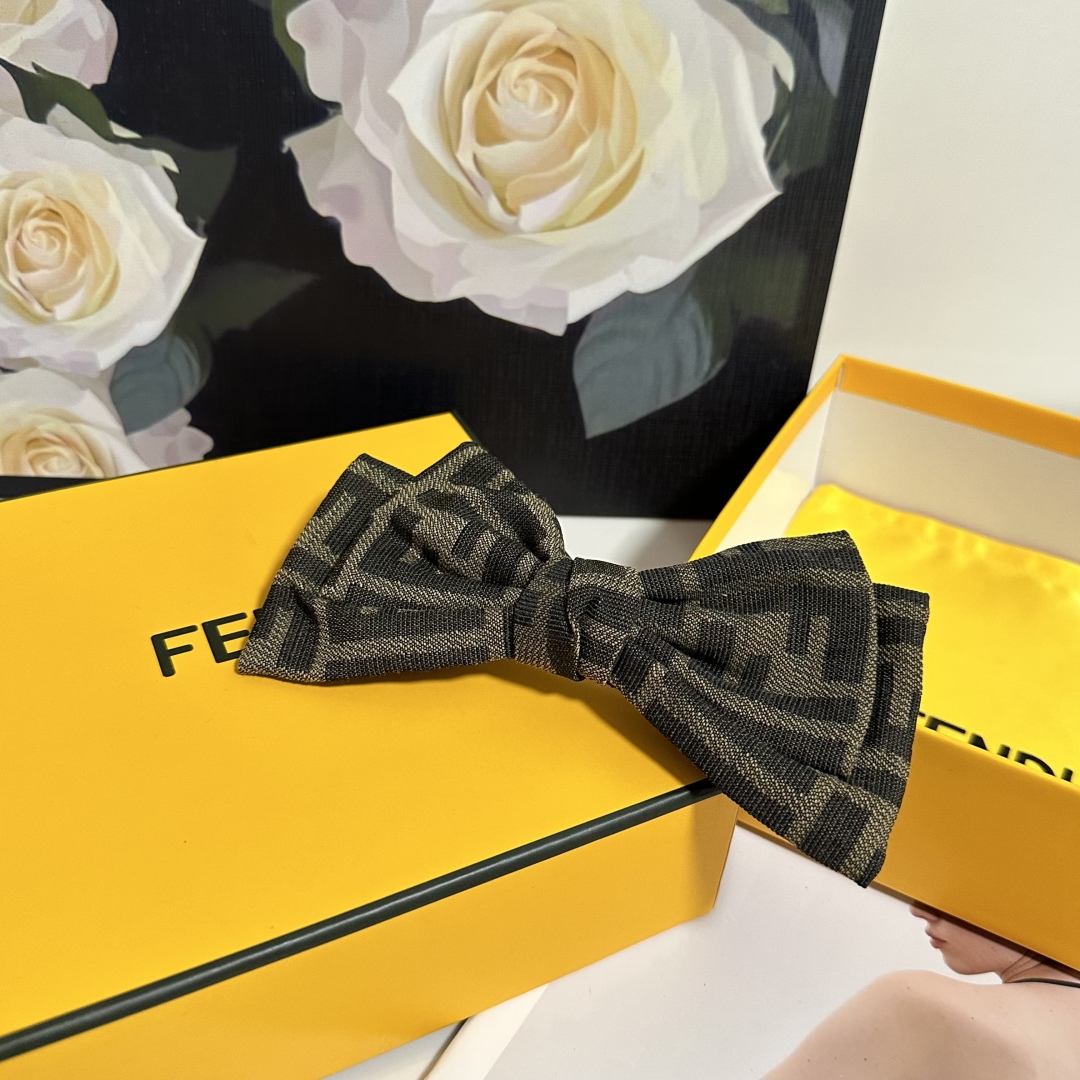  配专柜包装
FENDI（芬迪）官网同款最新蝴蝶结发夹#
信我！人手必备的单品 这件必须买
洋气神仙颜值
