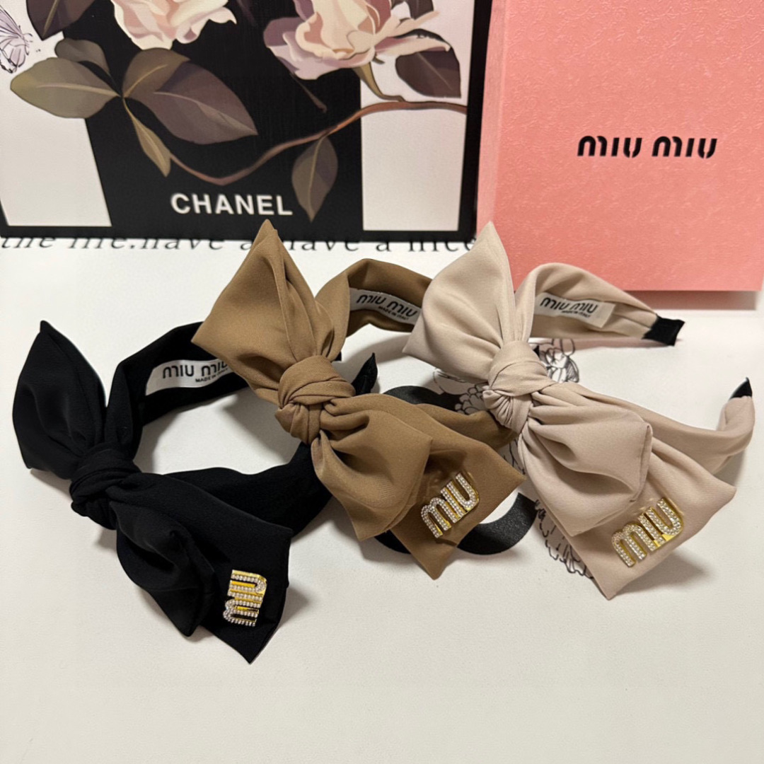  配专柜包装
MiuMiu（缪缪）最新发箍
小仙女快入手
特殊材质 不嘞头
可盐可甜～