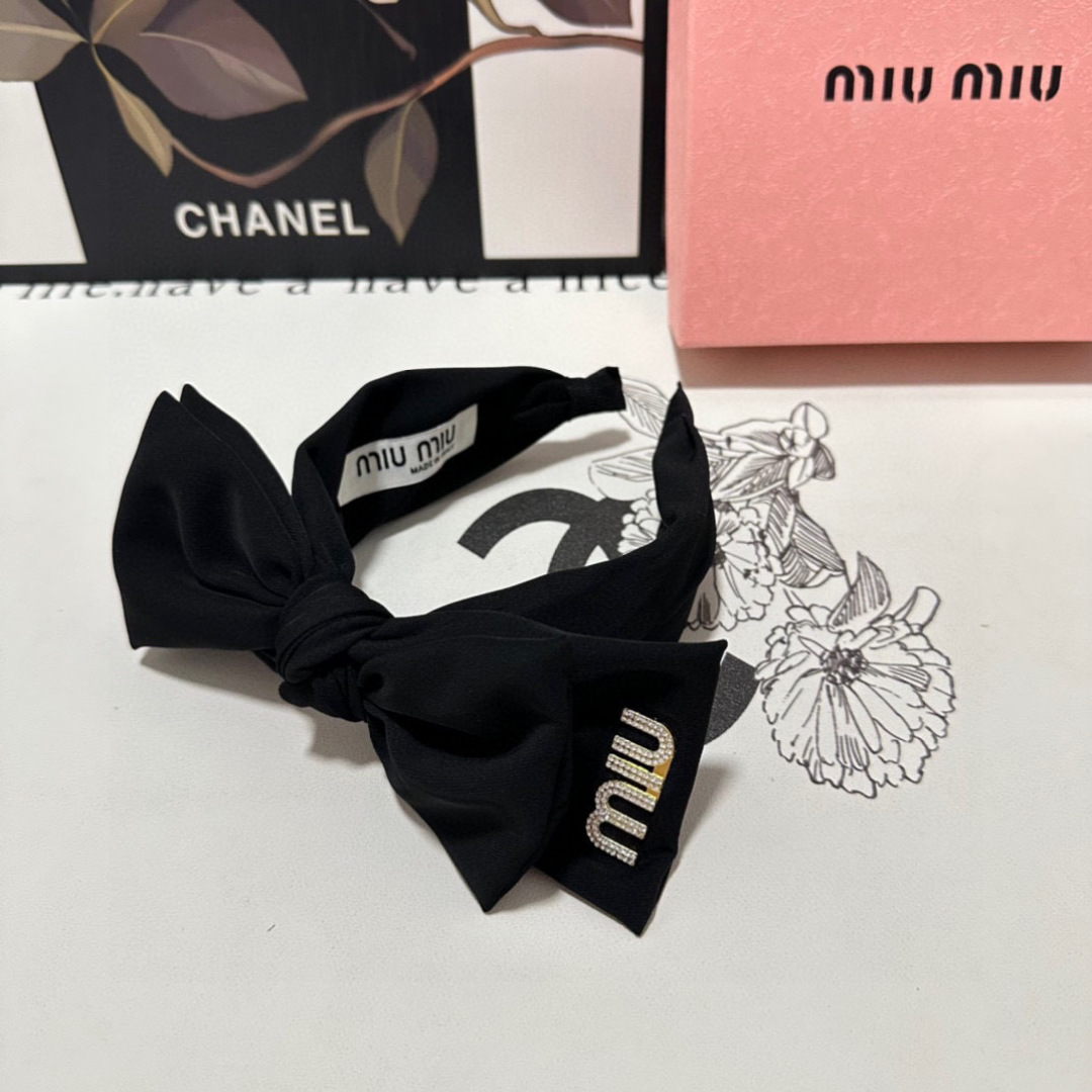  配专柜包装
MiuMiu（缪缪）最新发箍
小仙女快入手
特殊材质 不嘞头
可盐可甜～