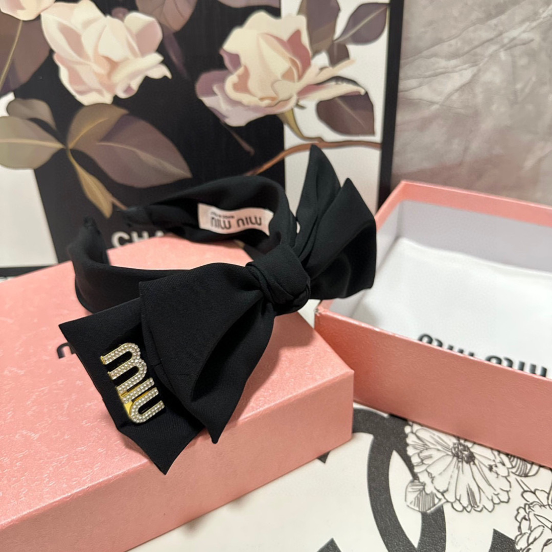  配专柜包装
MiuMiu（缪缪）最新发箍
小仙女快入手
特殊材质 不嘞头
可盐可甜～