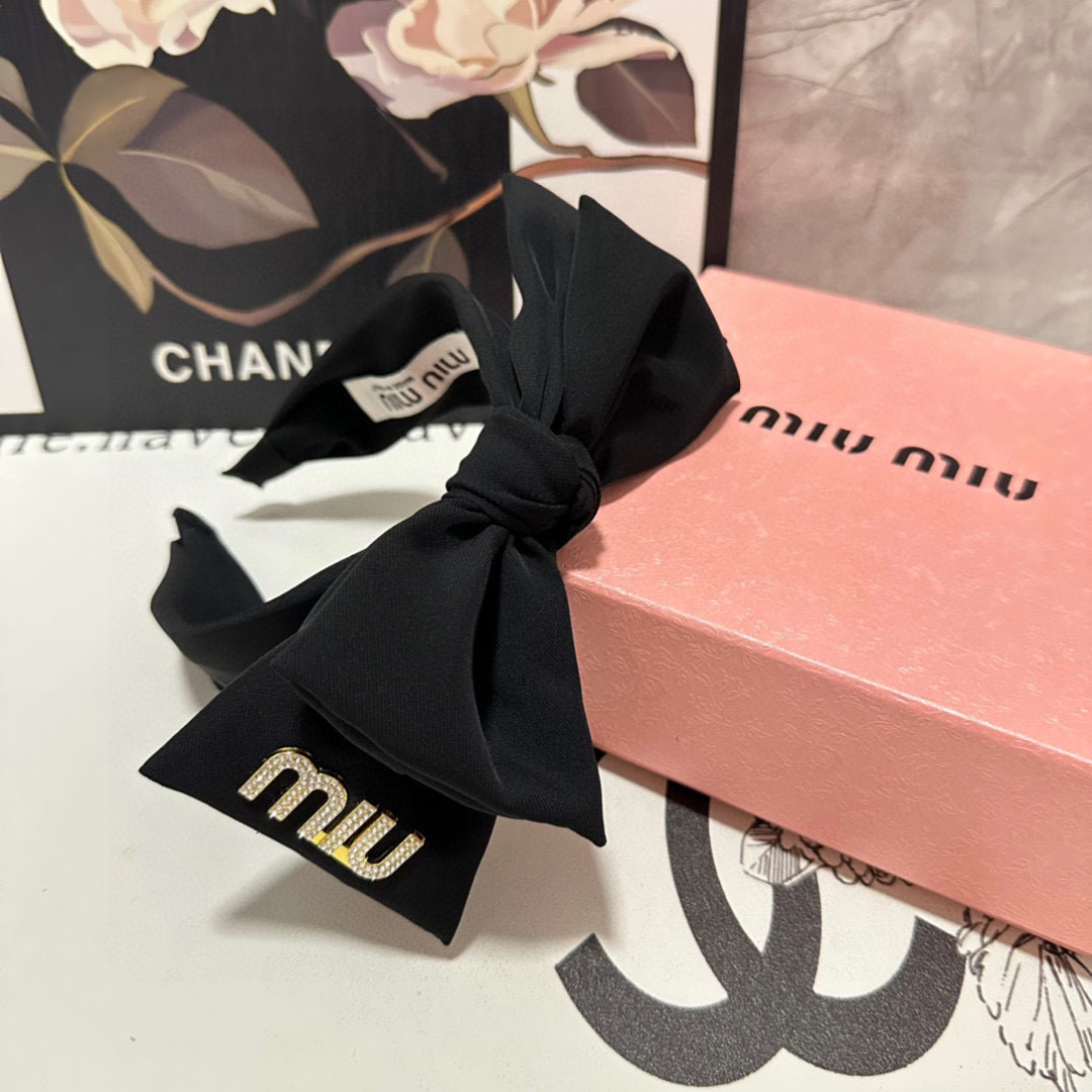  配专柜包装
MiuMiu（缪缪）最新发箍
小仙女快入手
特殊材质 不嘞头
可盐可甜～