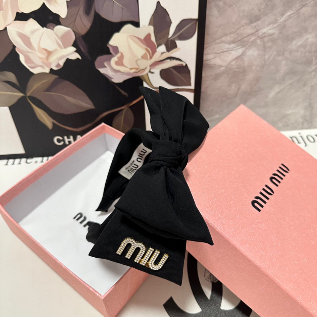  配专柜包装
MiuMiu（缪缪）最新发箍
小仙女快入手
特殊材质 不嘞头
可盐可甜～
