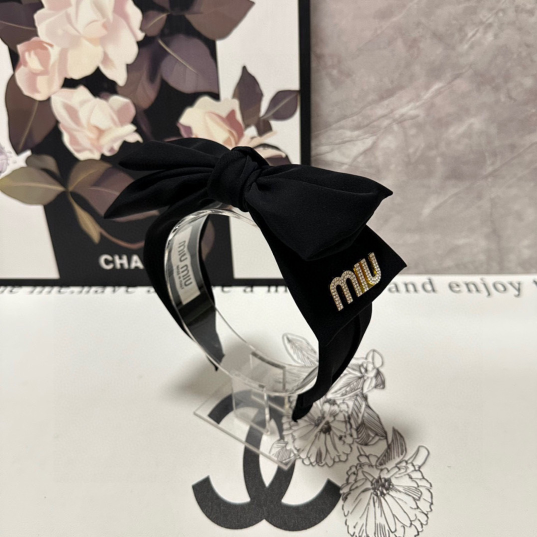  配专柜包装
MiuMiu（缪缪）最新发箍
小仙女快入手
特殊材质 不嘞头
可盐可甜～