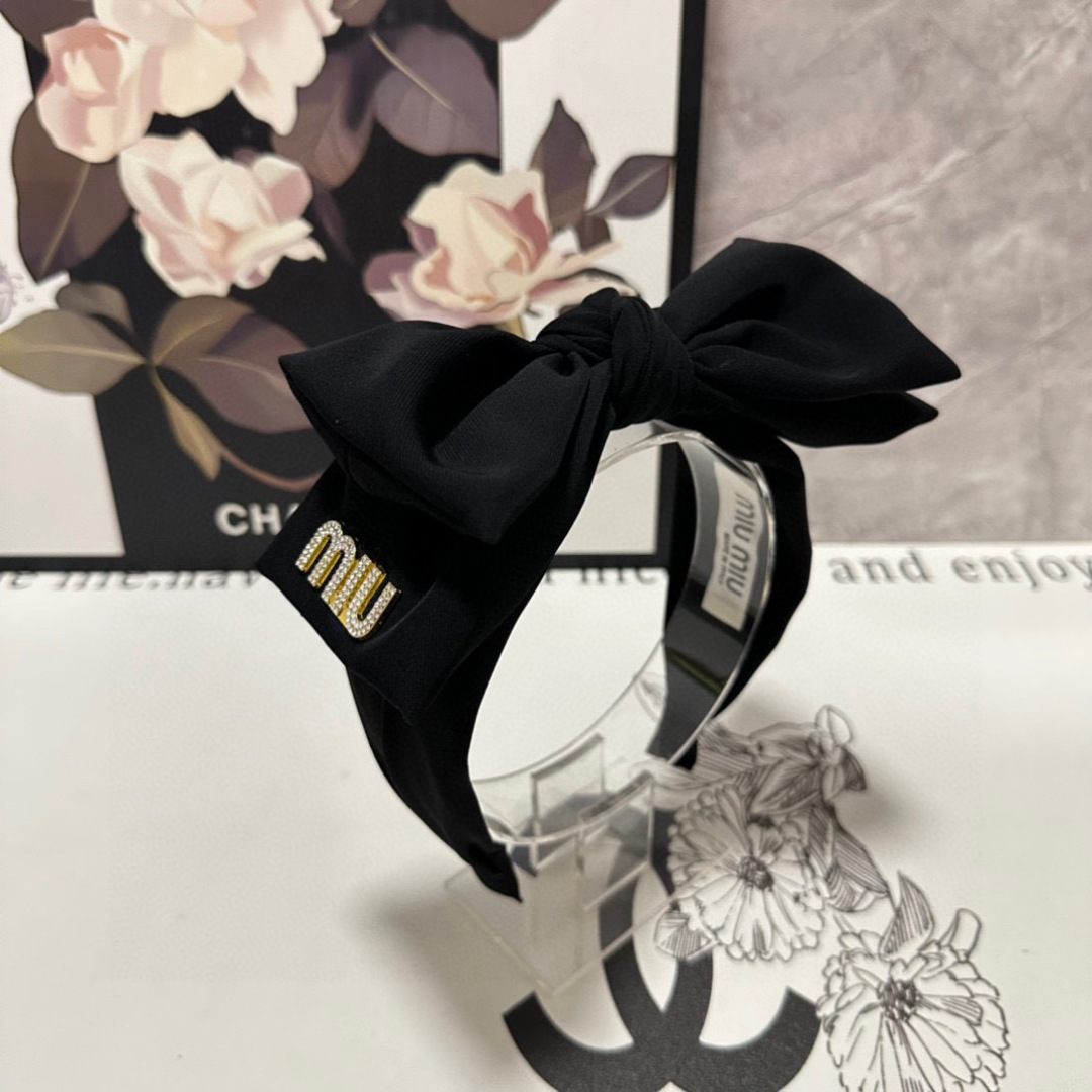  配专柜包装
MiuMiu（缪缪）最新发箍
小仙女快入手
特殊材质 不嘞头
可盐可甜～