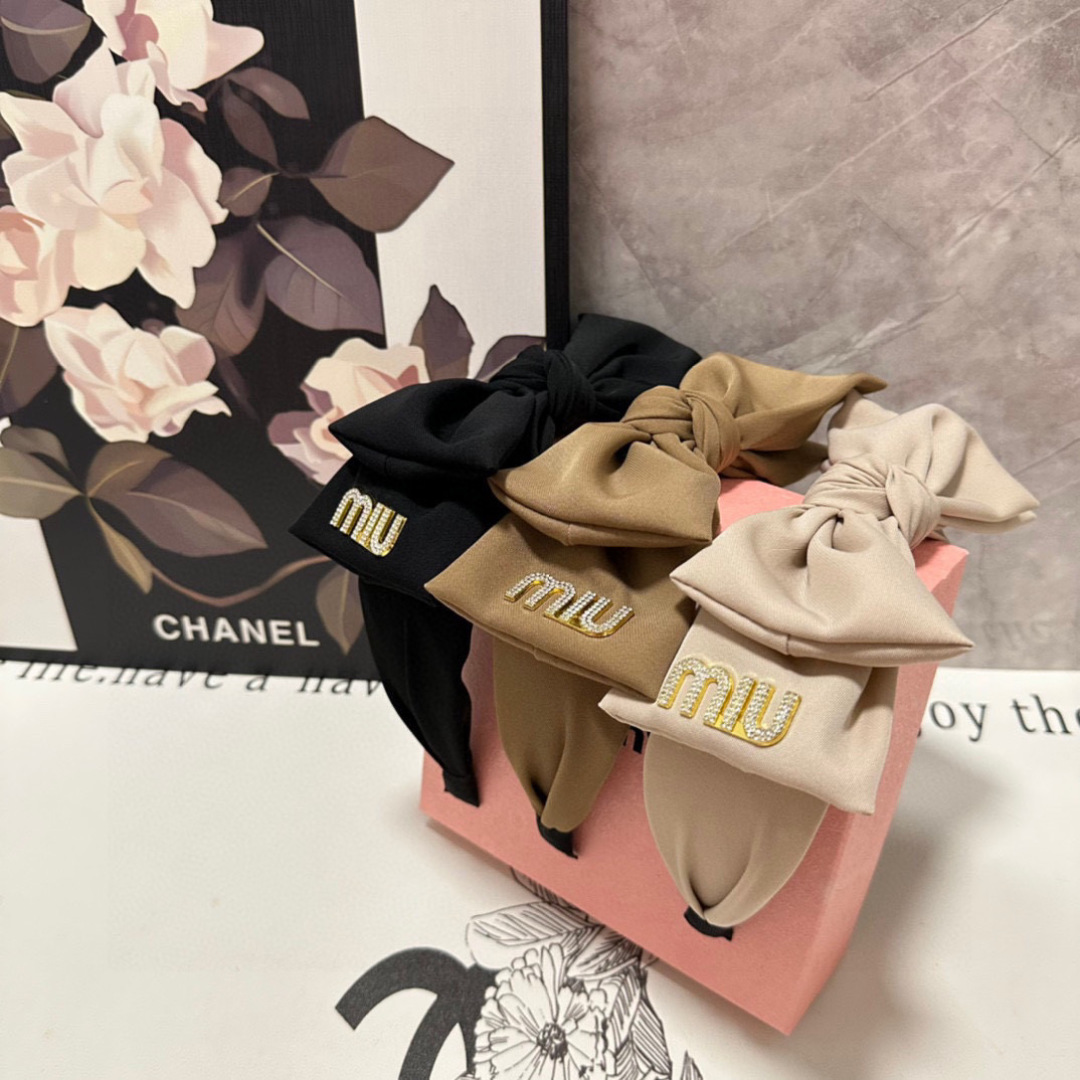  配专柜包装
MiuMiu（缪缪）最新发箍
小仙女快入手
特殊材质 不嘞头
可盐可甜～