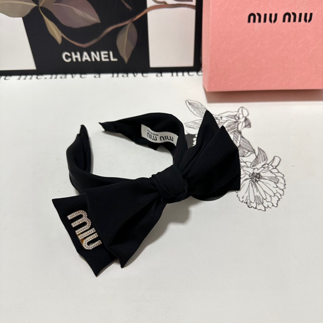  配专柜包装
MiuMiu（缪缪）最新发箍
小仙女快入手
特殊材质 不嘞头
可盐可甜～