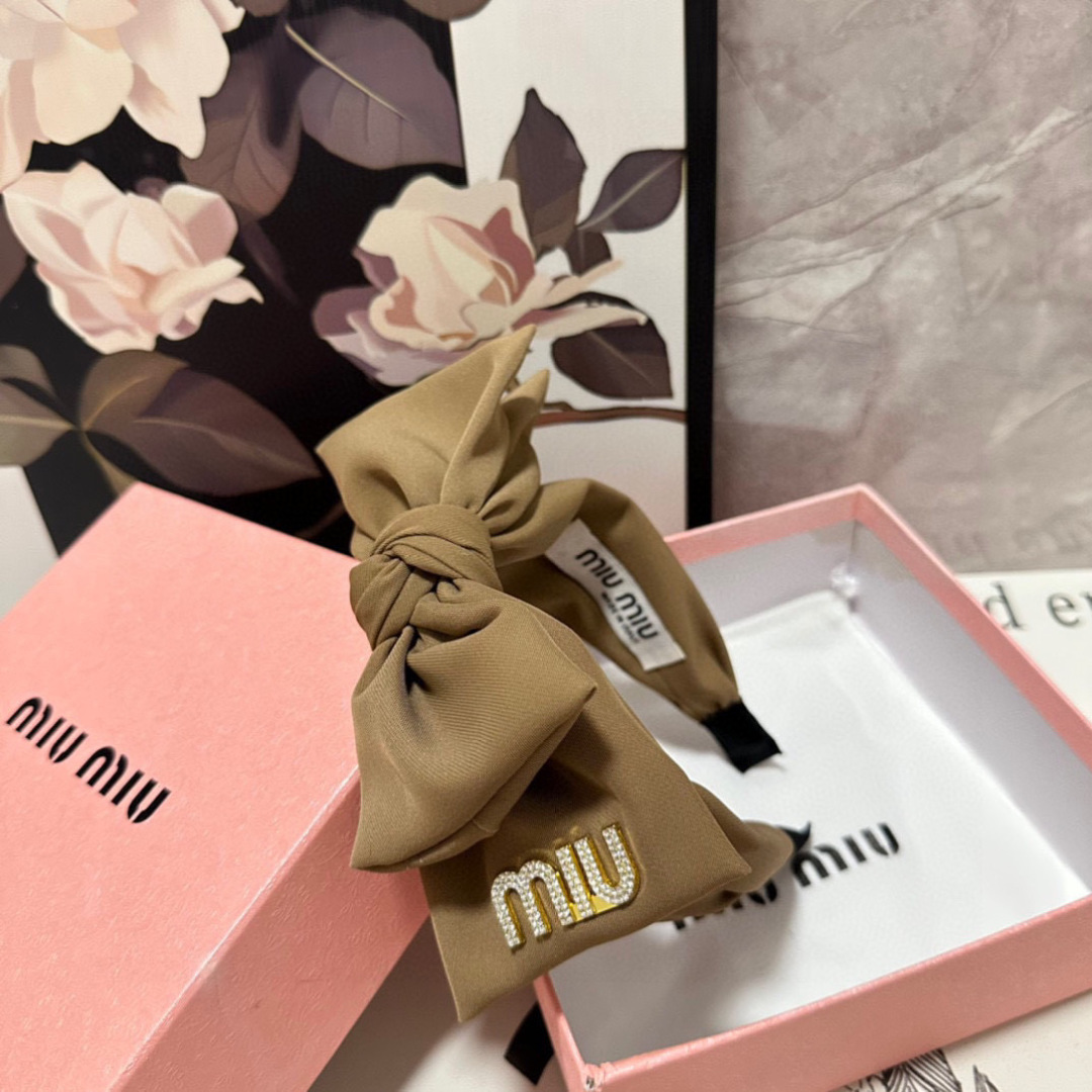  配专柜包装
MiuMiu（缪缪）最新发箍
小仙女快入手
特殊材质 不嘞头
可盐可甜～
