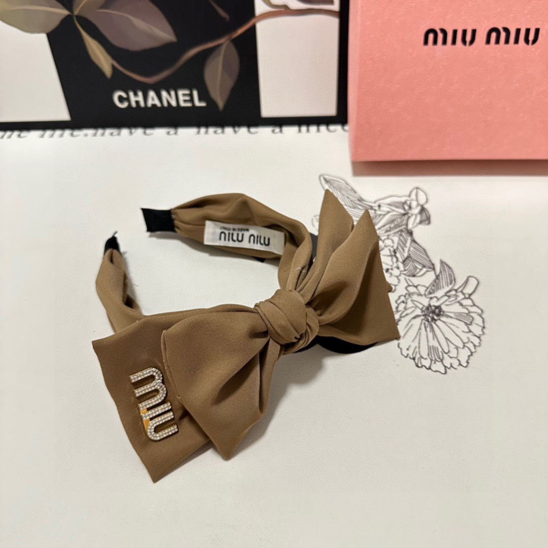  配专柜包装
MiuMiu（缪缪）最新发箍
小仙女快入手
特殊材质 不嘞头
可盐可甜～