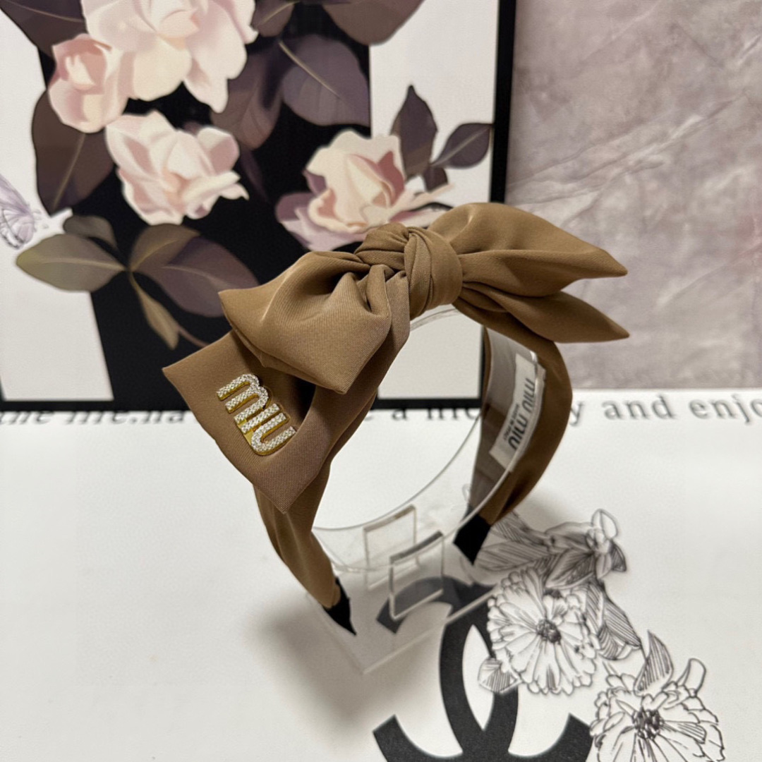  配专柜包装
MiuMiu（缪缪）最新发箍
小仙女快入手
特殊材质 不嘞头
可盐可甜～