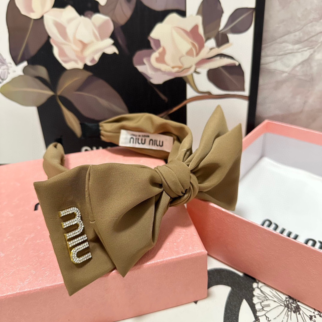  配专柜包装
MiuMiu（缪缪）最新发箍
小仙女快入手
特殊材质 不嘞头
可盐可甜～
