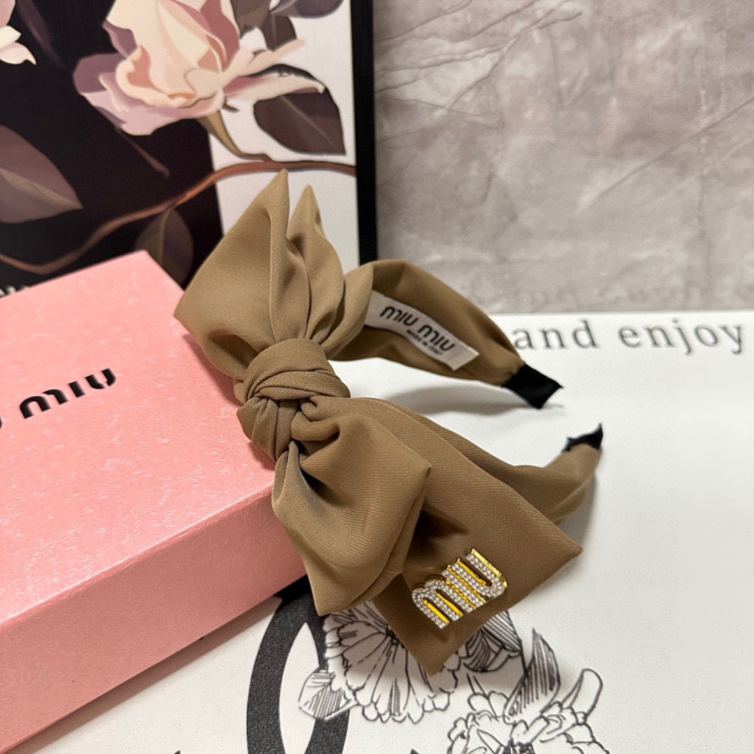  配专柜包装
MiuMiu（缪缪）最新发箍
小仙女快入手
特殊材质 不嘞头
可盐可甜～