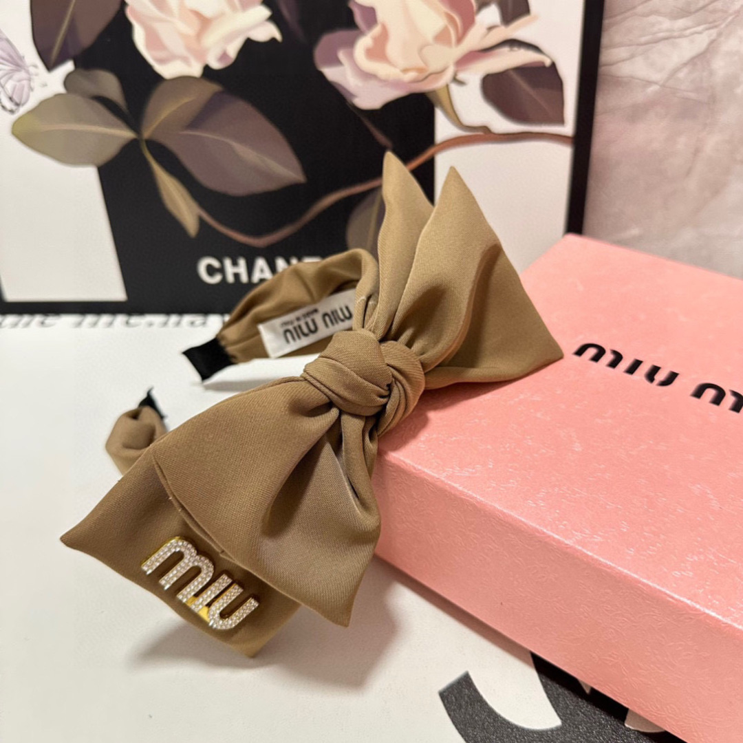  配专柜包装
MiuMiu（缪缪）最新发箍
小仙女快入手
特殊材质 不嘞头
可盐可甜～