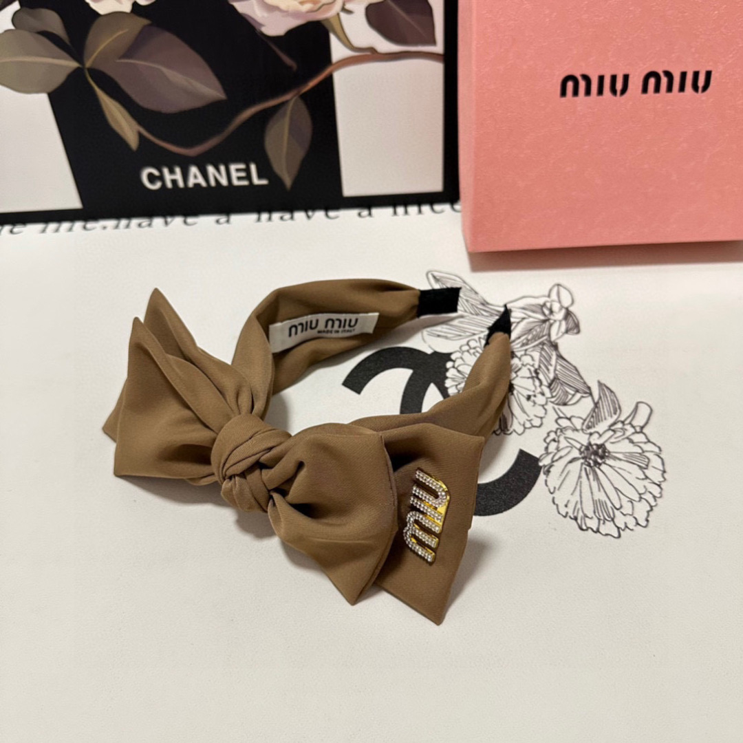  配专柜包装
MiuMiu（缪缪）最新发箍
小仙女快入手
特殊材质 不嘞头
可盐可甜～